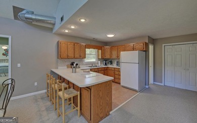 Nestled along the shores of Lake Hartwell, this charming cottage - photo 15