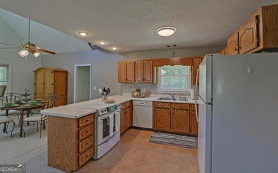 Nestled along the shores of Lake Hartwell, this charming cottage - photo 17