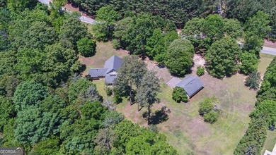 Nestled along the shores of Lake Hartwell, this charming cottage - photo 47