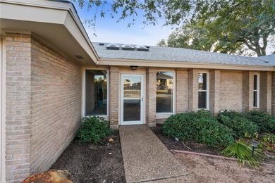 Welcome to your dream waterfront oasis! This stunning 3-bedroom - photo 7