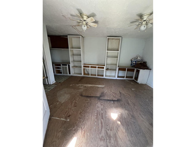 Lakefront fixer-upper with incredible potential! Prime location - photo 14