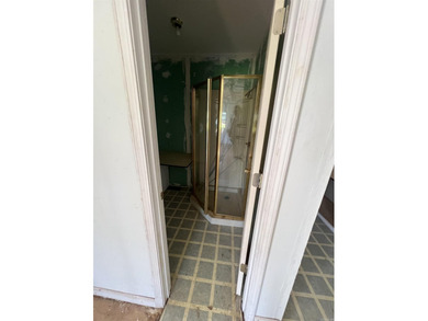 Lakefront fixer-upper with incredible potential! Prime location - photo 15