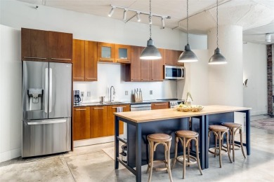 This Stylish 1bed, 1bath condo is located in the heart of