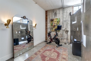 This Stylish 1bed, 1bath condo is located in the heart of