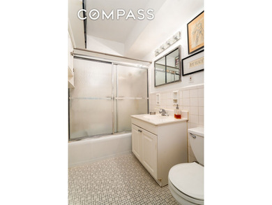 Looking for one bedroom with low maintenance and great light? - photo 8