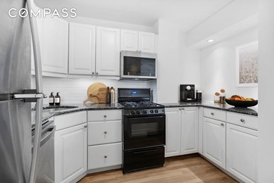 Enjoy sophisticated city living in this spacious and freshly - photo 3