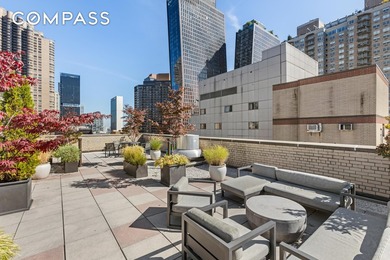 Enjoy sophisticated city living in this spacious and freshly - photo 9