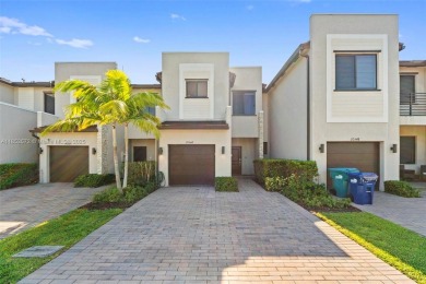 Lake Townhome/Townhouse For Sale in Miami, Florida