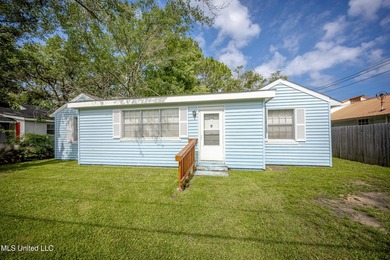 Money - Maker! Three-bedroom, two-bath fully furnished home in - photo 2