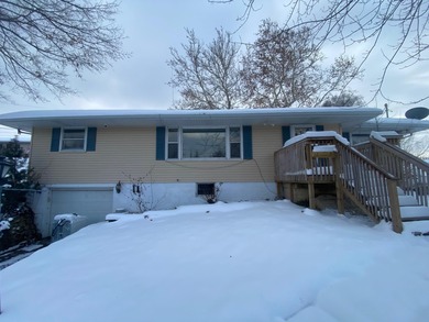 Lake Home Active Under Contract in Dubuque, Iowa