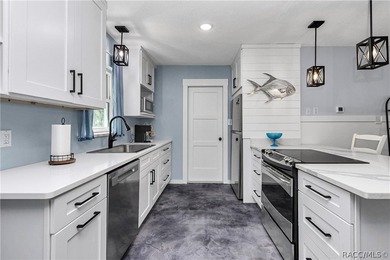 Charming Waterfront Retreat in Yankeetown, FL Welcome to your - photo 7