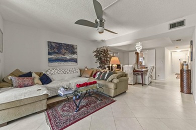 Welcome to this charming 2-bedroom, 2-bathroom condominium - photo 3