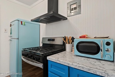 Beach Cottage Charm! Don't miss this adorable, move-in-ready - photo 11