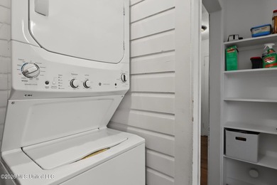 Beach Cottage Charm! Don't miss this adorable, move-in-ready - photo 12