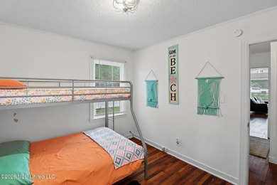 Beach Cottage Charm! Don't miss this adorable, move-in-ready - photo 16