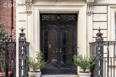 21 East 81st Street presents a rare and highly unique - photo 1