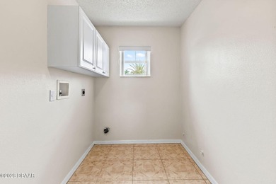 Peaceful water views and over 2,000 square feet of thoughtfully - photo 33