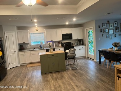 This well - maintained home offers a comfortable and inviting - photo 2