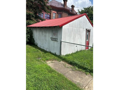 Characteristic Row House with shaded side lawn and off street - photo 15