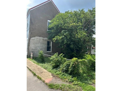 Characteristic Row House with shaded side lawn and off street - photo 18
