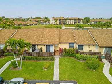 (private lake, pond, coastal) Townhome/Townhouse For Sale in Greenacres Florida