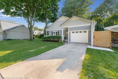 Location, location, location! Just two blocks from beautiful - photo 2