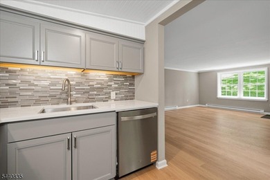 Private Retreat! This beautifully renovated cottage is tucked - photo 13