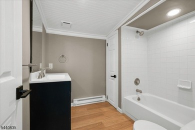 Private Retreat! This beautifully renovated cottage is tucked - photo 14