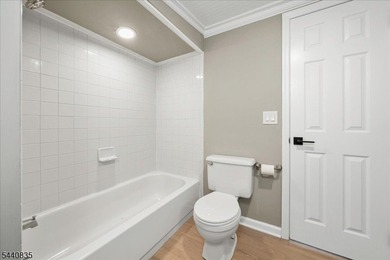 Private Retreat! This beautifully renovated cottage is tucked - photo 15
