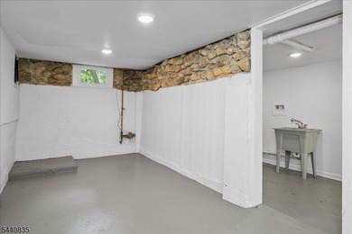 Private Retreat! This beautifully renovated cottage is tucked - photo 20