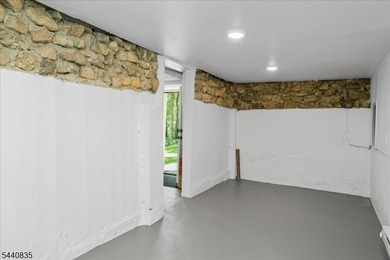 Private Retreat! This beautifully renovated cottage is tucked - photo 21