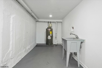 Private Retreat! This beautifully renovated cottage is tucked - photo 22