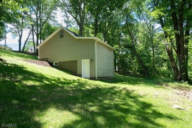 Private Retreat! This beautifully renovated cottage is tucked - photo 23