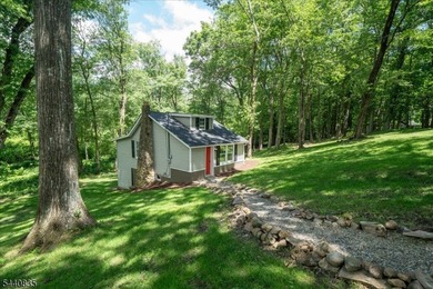 Private Retreat! This beautifully renovated cottage is tucked - photo 26