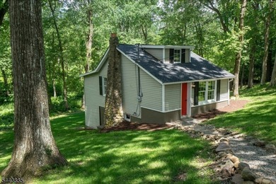 Private Retreat! This beautifully renovated cottage is tucked - photo 27