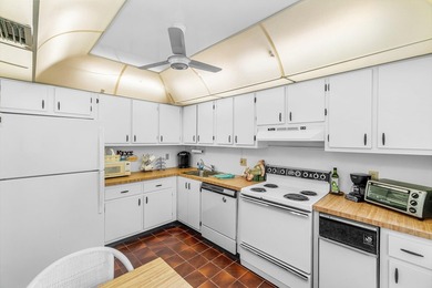 Spacious second floor condo with spectacular views. 2 Bedroom/2 - photo 16