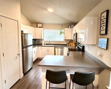 Step into this beautifully maintained, top-level, 2bed, 1bath - photo 2