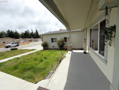 This spacious 1,620 sq ft manufactured home offers easy - photo 2