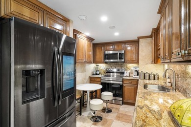 Welcome to Unit 605, a rare high-floor, south-facing - photo 4