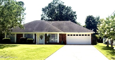 Great brick home located in the Edgewater Estates Subdivision - photo 1