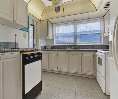 Spacious, elegantly furnished 1-bedroom, 1-bathroom condo in the - photo 8