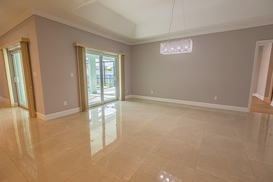 Spacious & beautifully upgraded, this 5-bedroom + den, 3-bath - photo 8