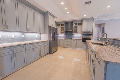 Spacious & beautifully upgraded, this 5-bedroom + den, 3-bath - photo 10