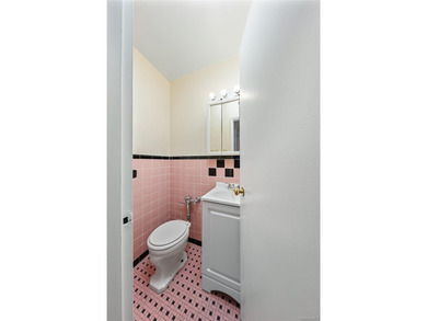 Step into this beautifully refreshed 2-bedroom, 1.5-bathroom - photo 21