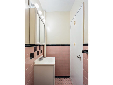 Step into this beautifully refreshed 2-bedroom, 1.5-bathroom - photo 22