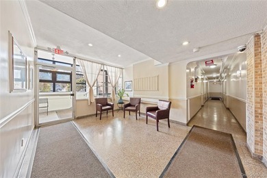Step into this beautifully refreshed 2-bedroom, 1.5-bathroom - photo 24