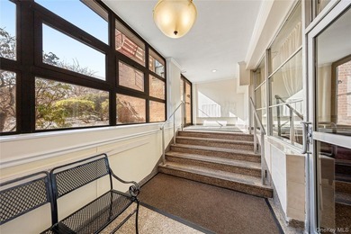 Step into this beautifully refreshed 2-bedroom, 1.5-bathroom - photo 26