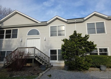 Come and see this recently refreshed, spacious Hi-Ranch in - photo 1