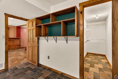 Fantastic and very well-built custom log home on almost 10 - photo 29