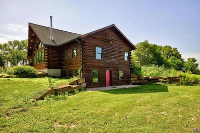Fantastic and very well-built custom log home on almost 10 - photo 38